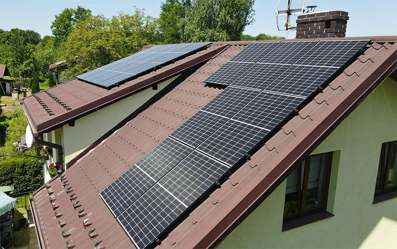¿Cuáles son las opciones de instalación para sistemas de soportes solares para techos inclinados?