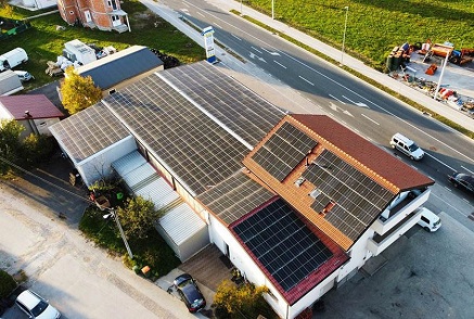 ¿Qué factores hay que tener en cuenta en particular a la hora de elegir el tejado de un edificio para instalar una instalación fotovoltaica distribuida en el hogar?