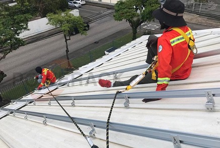 Soluciones de montaje de soporte solar: proyecto de techos de tejas de acero de color