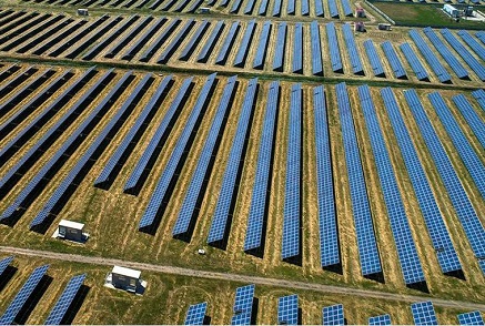 Explorando el impacto del entorno político en el desarrollo del montaje solar