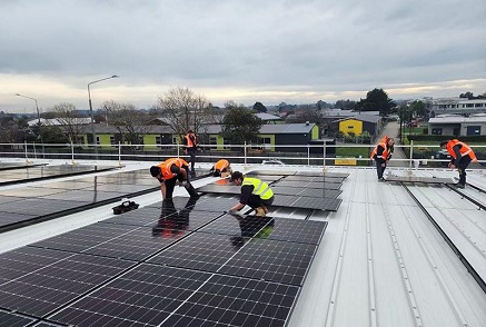 ¿Por qué la elección del material para el soporte de sistemas fotovoltaicos en cubiertas planas afecta el rendimiento general del sistema?