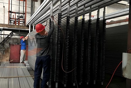 ¿Cómo se lleva a cabo el proceso anticorrosión para los soportes de paneles solares?