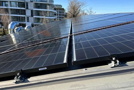 ¿Es imprescindible perforar agujeros al instalar soportes para paneles solares en un tejado?